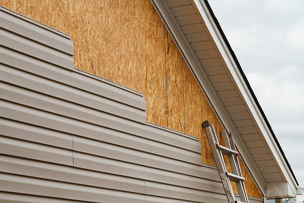 Professional Emergency Siding Repair technician working in Sullivan, IL